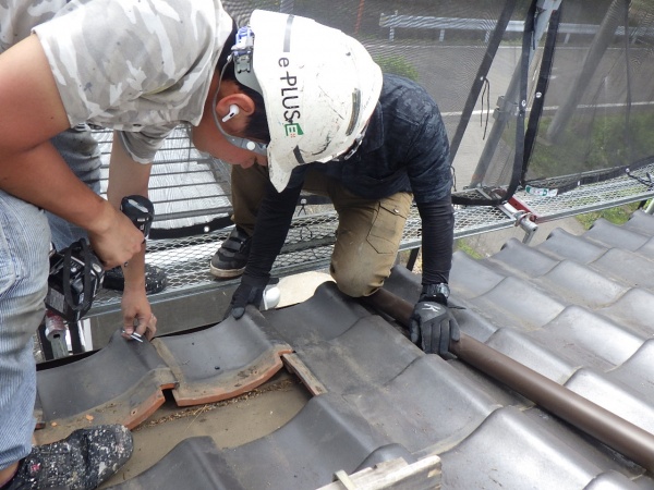 和瓦の差し替え中です