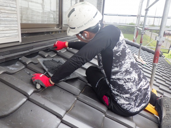 下屋根の漆喰増し詰め中です