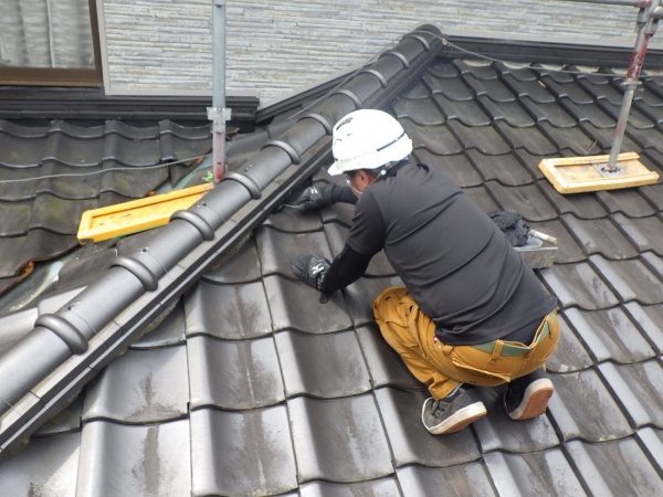 下屋根の漆喰増し詰め中です