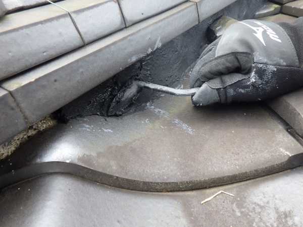 下屋根の漆喰増し詰め中です