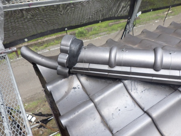 下屋根の漆喰増し詰め終了です