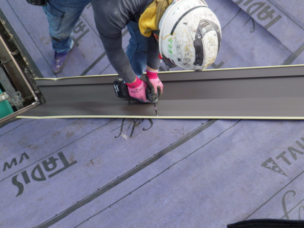 谷樋の取り付け中