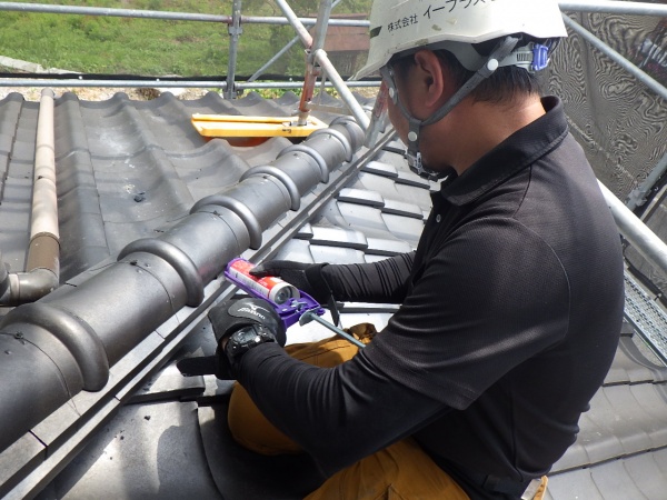 熨斗瓦のラバーロック中です