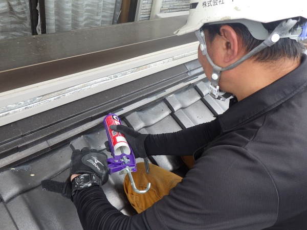 熨斗瓦のラバーロック中です