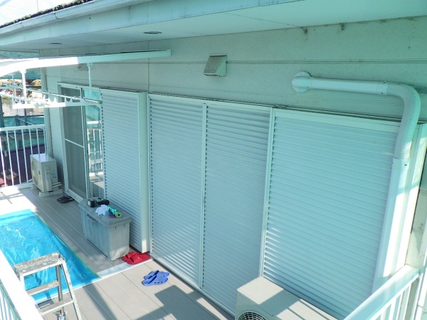 洗浄前のベランダの状態です