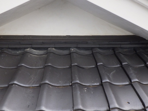 下屋根の漆喰増し詰め終了です