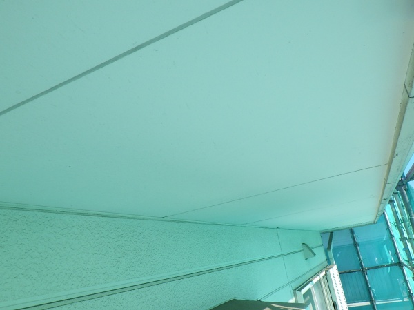 洗浄前の軒天の状態です