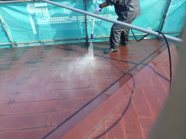 スレート屋根の洗浄中です