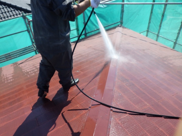 スレート屋根の洗浄中です