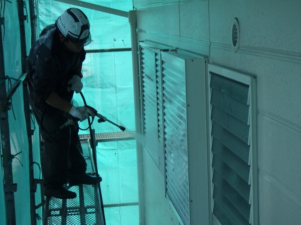 外壁面の洗浄中です