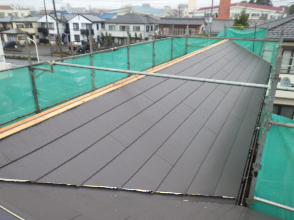 東面のルーフ貼り付け終了