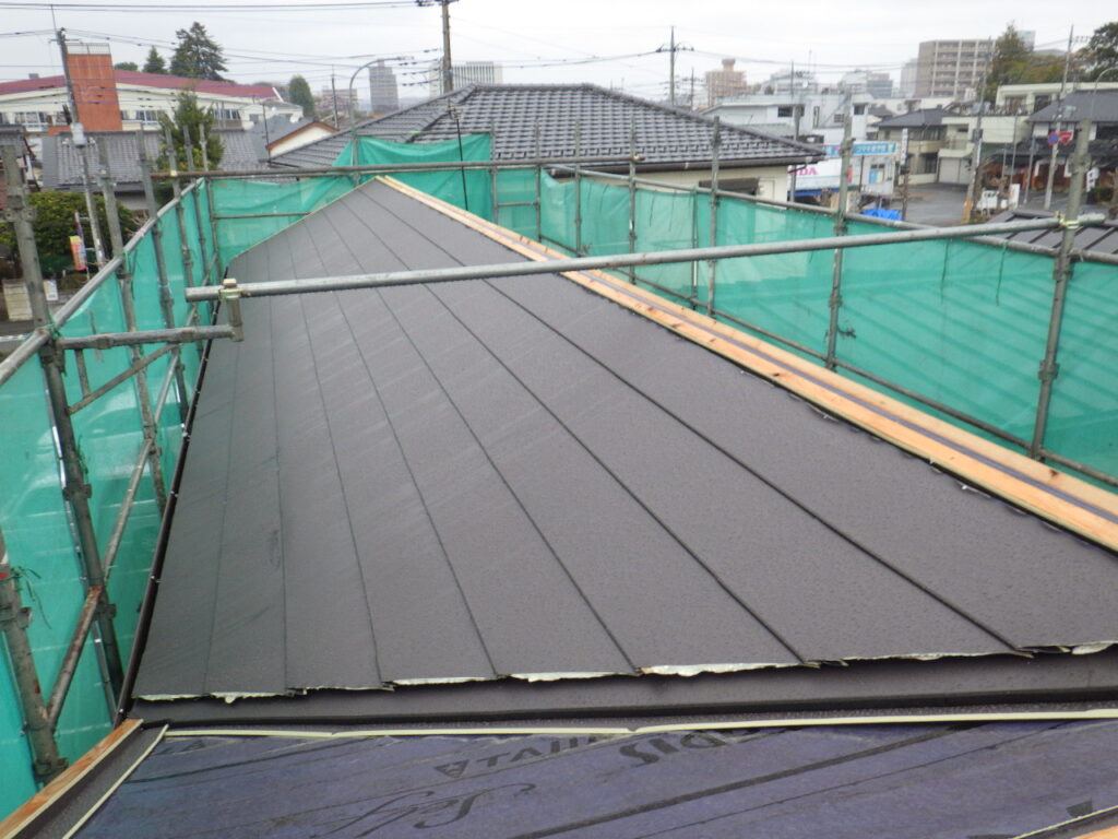 西面のルーフ貼り付け終了