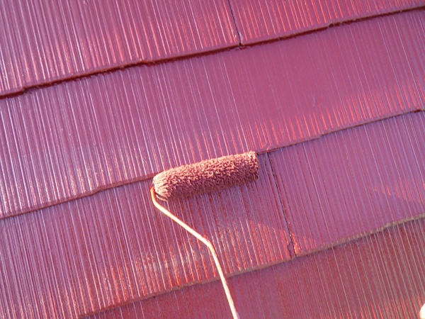 スレート屋根の上塗り中です