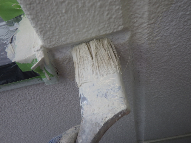 外壁上段の中塗り塗装中です