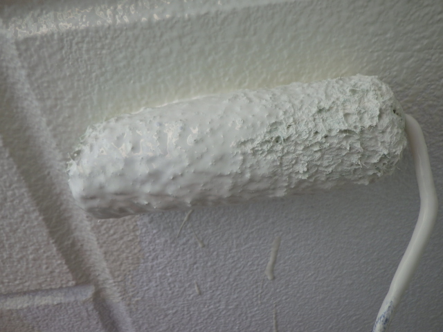 外壁上段の中塗り塗装中です