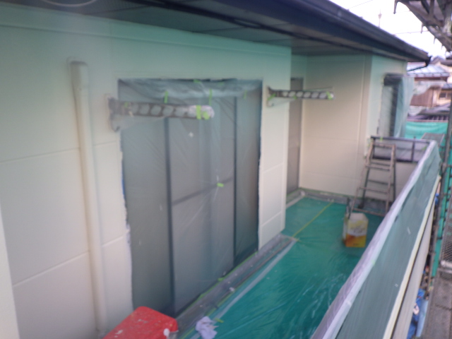 外壁上段の中塗り塗装終了です