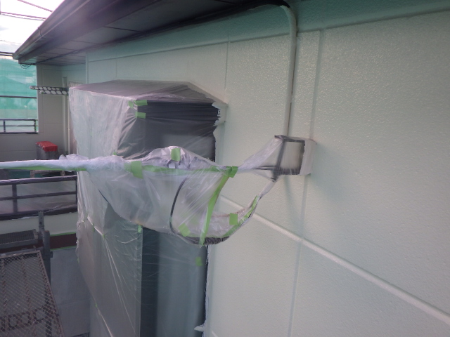 外壁上段の中塗り塗装終了です