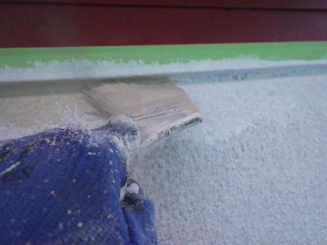 外壁中段の中塗り塗装中です