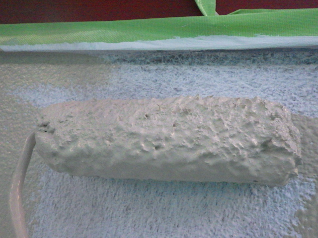 外壁中段の中塗り塗装中です