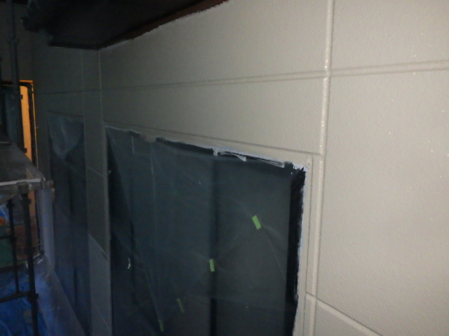 外壁中段の中塗り塗装終了です