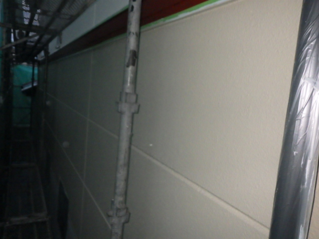 外壁中段の中塗り塗装終了です