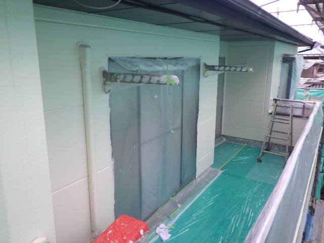 外壁上段の上塗り中です