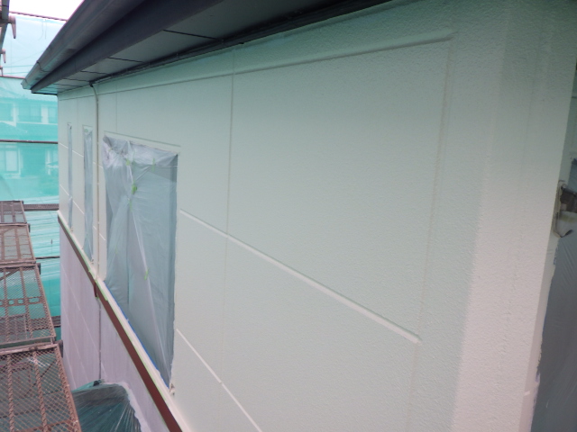 外壁上段の上塗り中です