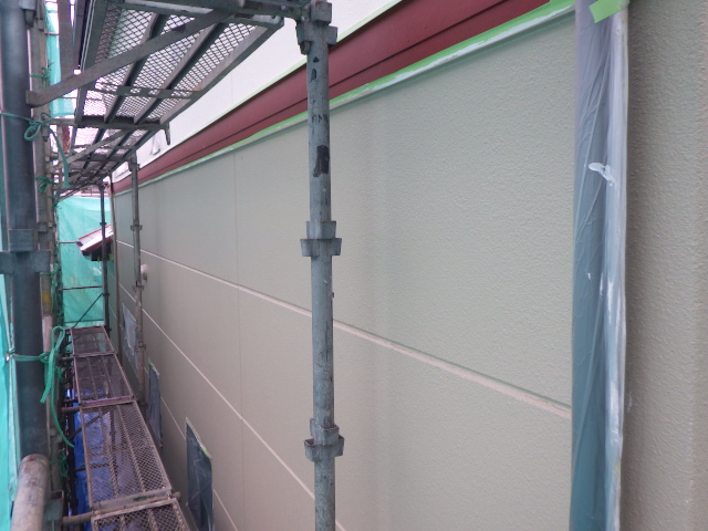 外壁下段の中塗り終了です