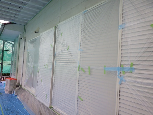 １階外壁塗装用の養生をしました