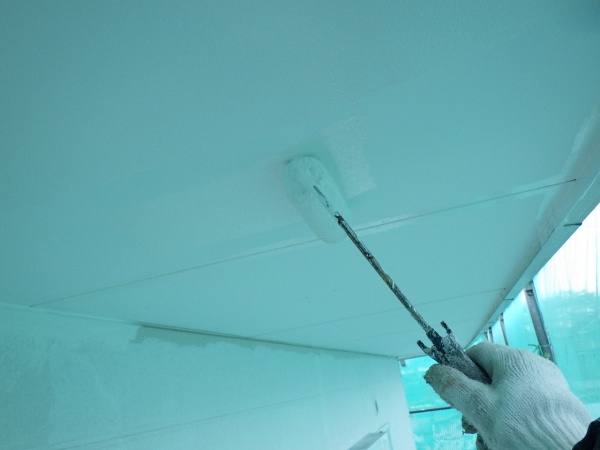 軒天の１回目塗装中です