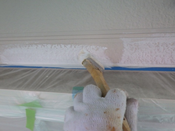 外壁の下塗り中です