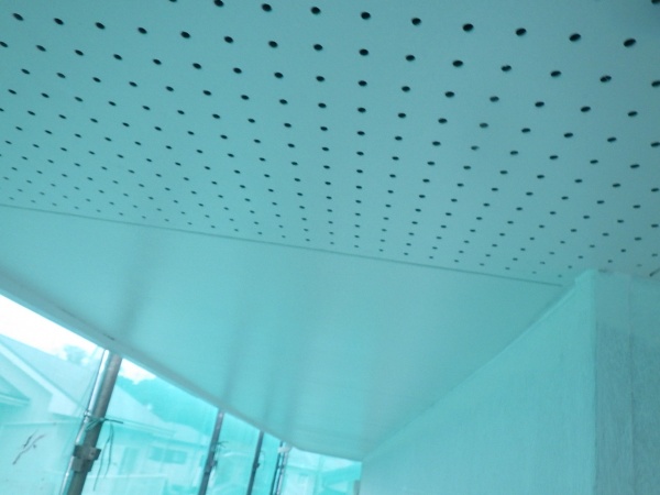 軒天の１回目塗装終了です