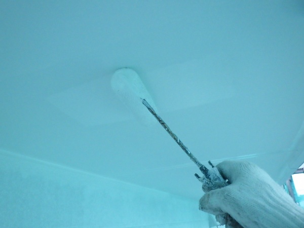 ２回目の軒天塗装中です