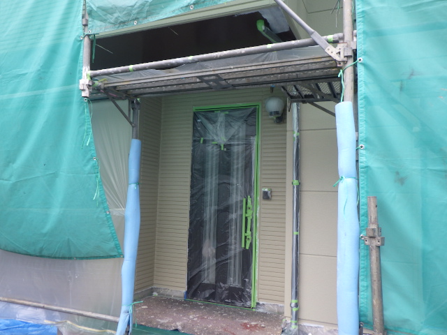 外壁下段の中塗り終了です