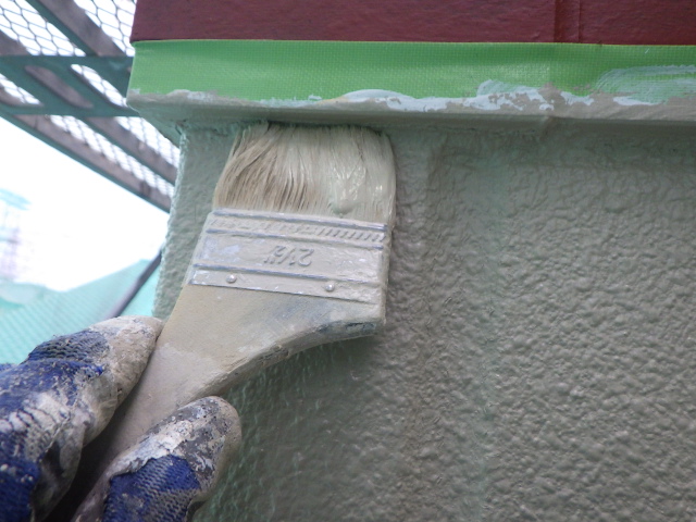 外壁下段の上塗り中です