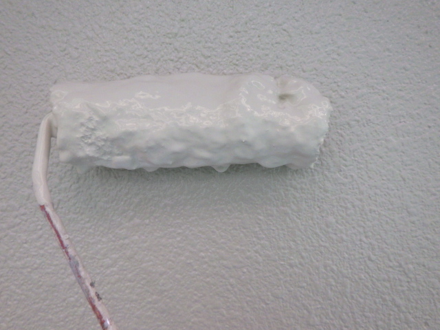 外壁下段の上塗り中です