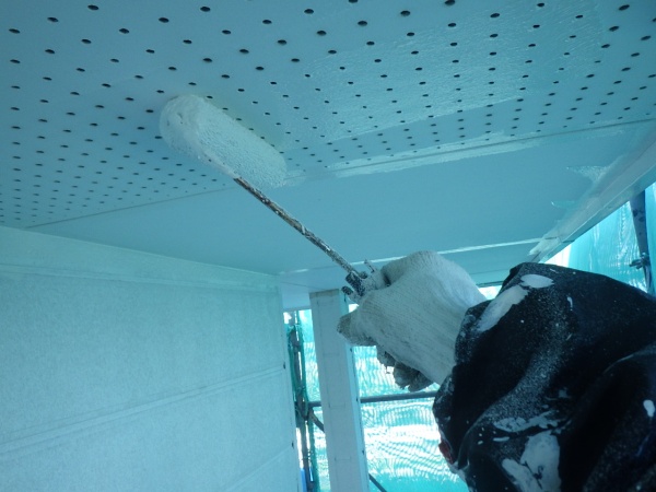 １階軒天１回目塗装中です