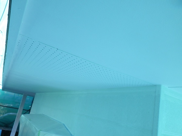 １階軒天１回目塗装終了です