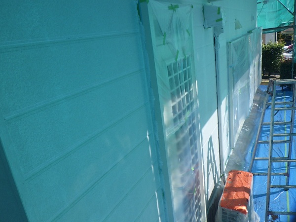 外壁面の下塗りが終了しました