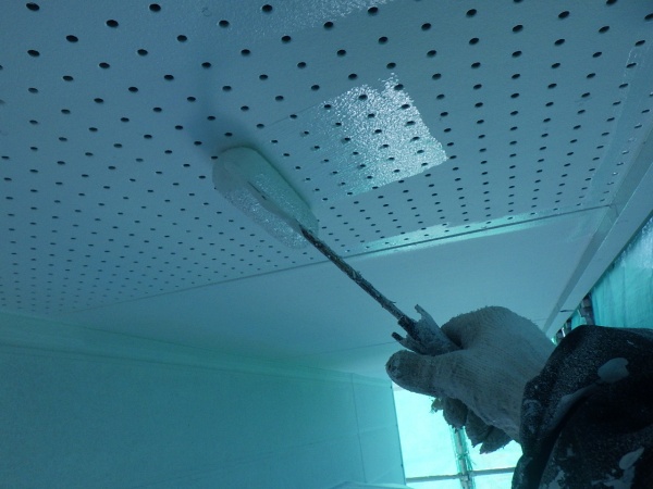 １階軒天２回目塗装中です