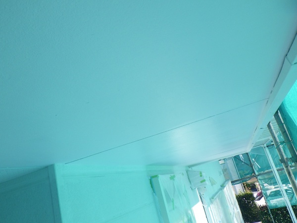 １階軒天２回目塗装終了です