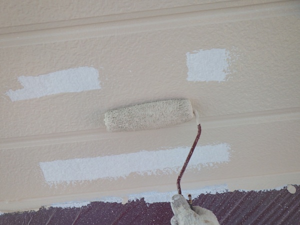 ２階外壁面の中塗り塗装中です