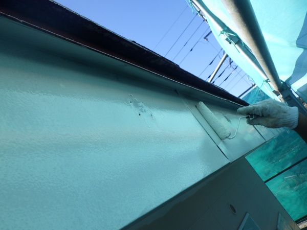 破風板金の下塗り塗装中です