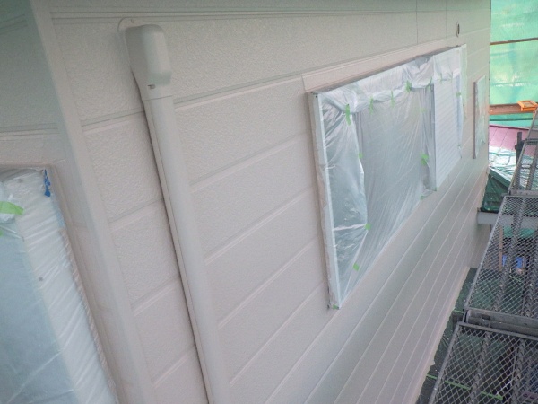 ２階外壁面の中塗り塗装終了です