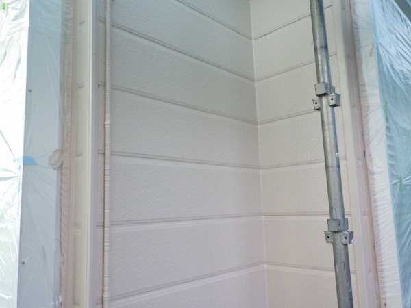 ２階外壁面の中塗り塗装終了です