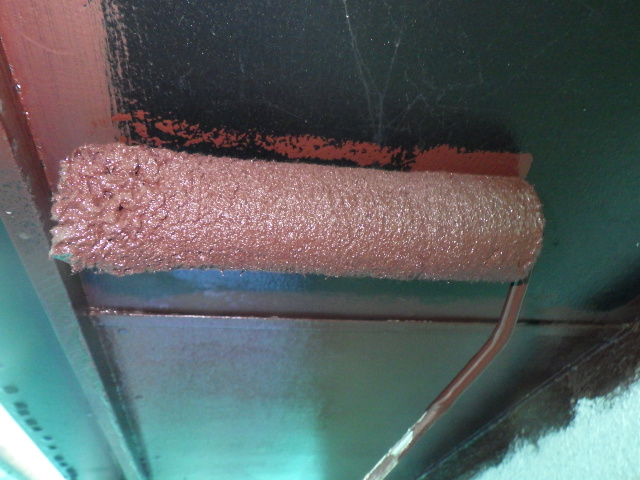 軒天１回目塗装中です