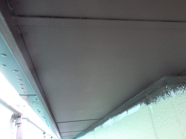 軒天１回目塗装終了です