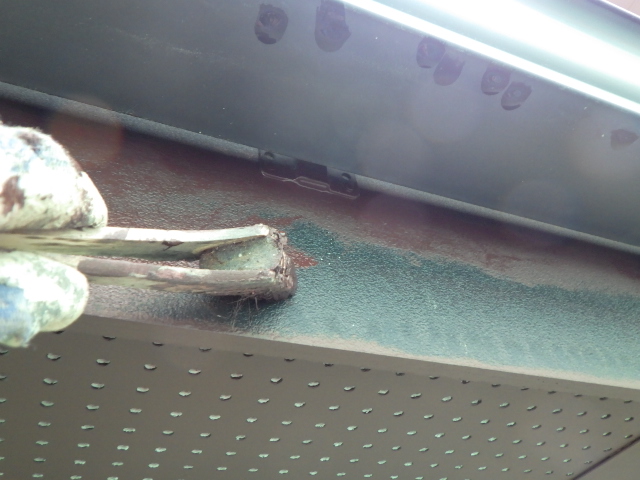 鼻隠しの１回目塗装中です