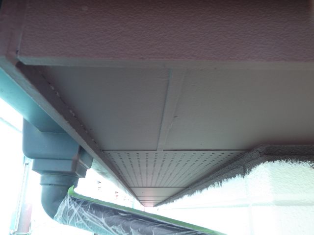 軒天１回目塗装終了です