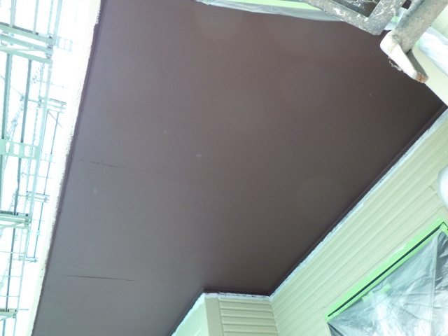 軒天１回目塗装終了です